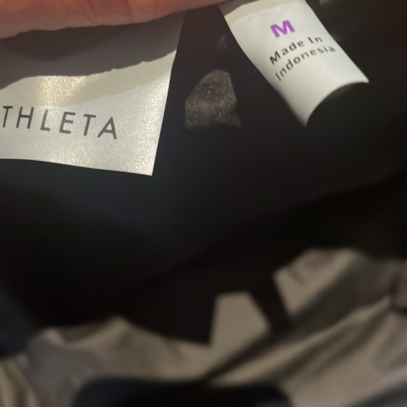 Black puffer vest Athleta size Medium - Picture 3 of 4